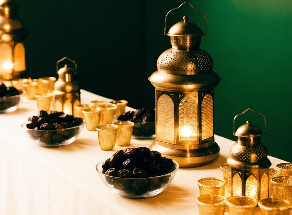 Table d'iftar communautaire, lanternes et dattes